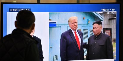 Un hombre observa por televisión la reunión entre Donald Trump y Kim Jong Un, el 1 de enero de 2020.