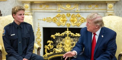 El presidente Donald Trump junto al salvavidas Ryder Williams, este lunes en la Oficina Oval.