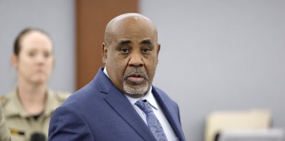Duane Davis entra a la sala del tribunal tras un receso en su juicio por asesinato, este 17 de agosto.