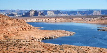Imágenes de un bote en el lago Powell