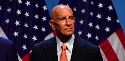 El embajador de Estados Unidos en Turquía, Tom Barrack, acompaña al presidente estadounidense Donald Trump