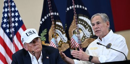 El gobernador Greg Abbott junto al presidente Donald Trump, en julio de 2025.