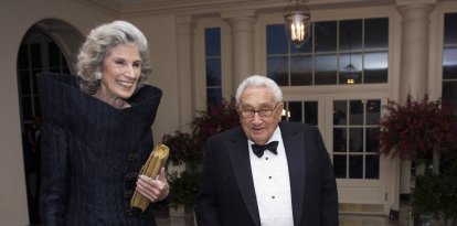 Henry Kissinger y su esposa Nancy llegan a la Casa Blanca para asistir a una cena de Estado.