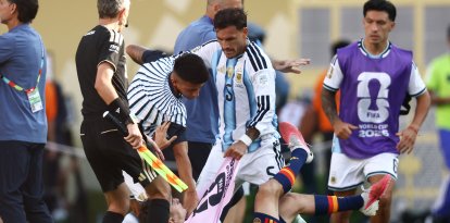 El centrocampista argentino Leandro Paredes (arriba) choca con el centrocampista español Gavi