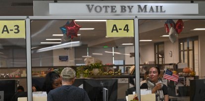 Ciudadano de California emitiendo su voto por correo/ Carlos Moreno