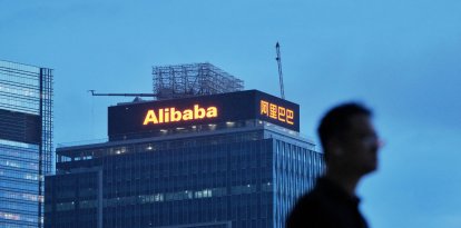 Un anuncio publicitario exterior de Alibaba en Hong Kong (Archivo)