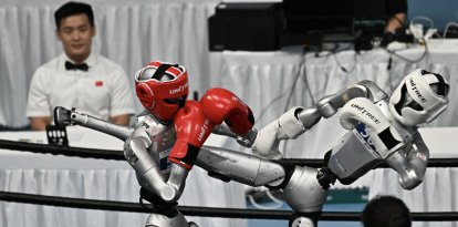 Robots humanoides se enfrentan en un combate de kickboxing en Pekín