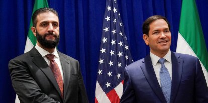 Marco Rubio (derecha), se reúne con el presidente sirio Ahmed al-Sharaa