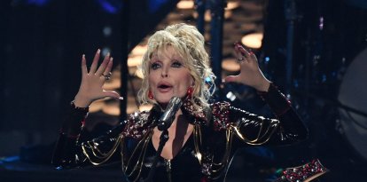 Dolly Parton se presenta durante la 37.ª ceremonia anual de incorporación al Salón de la Fama del Rock and Roll