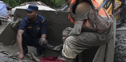 Rescate de una persona tras la inundación en Nepal