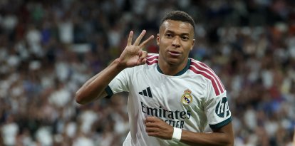 Kylian Mbappé celebra su hat-trick este miércoles en el Bernabéu.