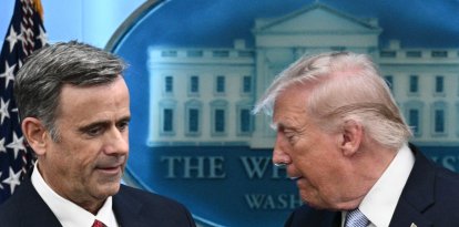Donald Trump (derecha) cede la palabra al director de la CIA, John Ratcliffe (izquierda)