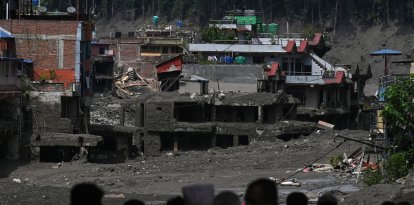 Residentes de una comunidad nepalí buscan a sus familias tras la inundación