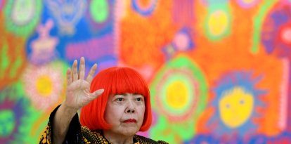 La artista japonesa Yayoi Kusama saluda durante una sesión fotográfica (Archivo)