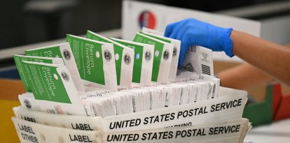 Un funcionario electoral procesa boletas de voto por correo en el Centro de Procesamiento de Votos del Condado de Los Ángeles, el 2 de junio de 2026.