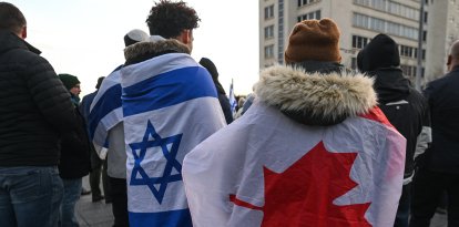 Vigilia por los rehenes retenidos por Hamás en los terrenos de la Asamblea Legislativa de Alberta