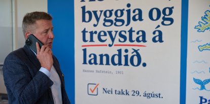 El exministro de Asuntos Exteriores de Islandia, Gudlaugur Thor Thordarson, aparece en la sede de Afram Island