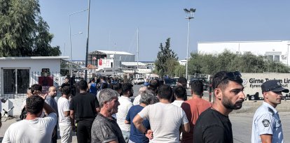 La gente espera noticias tras el naufragio de un transbordador en el puerto de Kyrenia, en la autoproclamada RTNC.