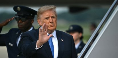El presidente Donald Trump saluda tras bajar del Air Force One en la Base Conjunta Andrews, Maryland, el 28 de agosto de 2026.