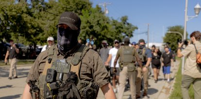 Agentes del ICE se enfrentan a manifestantes después de que dañaran un vehículo mientras intentaban detener a una persona en Chicago, el 24 de agosto de 2026.