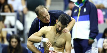 El serbio Novak Djokovic recibe asistencia médica durante su partido contra el argentino Mariano Navone, en el encuentro de primera ronda del torneo individual masculino de tenis, celebrado durante la primera jornada del US Open en el Centro Nacional de Tenis Billie Jean King de la USTA, en la ciudad de Nueva York, el 30 de agosto de 2026.