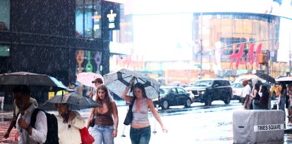 Personas caminan bajo la lluvia en Nueva York