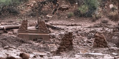 Esta imagen difundida por el Servicio de Parques Nacionales del Gran Cañón a través de X (antes Twitter) el 30 de agosto de 2026 muestra los restos de los pilares de un puente de piedra a lo largo del arroyo Bright Angel, tras una crecida repentina que destruyó la pasarela el 29 de agosto. Según el Servicio de Parques Nacionales, podría haber más de 20 personas desaparecidas tras la crecida repentina en el Parque Nacional del Gran Cañón. Las inundaciones azotaron el sábado el cañón Bright Angel y la zona de Phantom Ranch, según informó el servicio, que añadió que estaba colaborando con las autoridades de Arizona para evacuar a la población y localizar a las personas que se encontraban en la zona afectada.