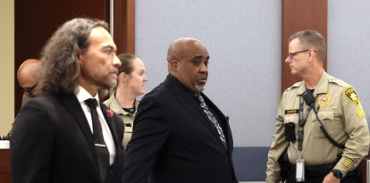 Duane Davis (C) y su abogado, Michael Sanft, son conducidos de nuevo a la sala del tribunal para conocer la fecha de la sentencia, después de que un jurado declarara a Davis culpable del asesinato del rapero Tupac Shakur, ocurrido en 1996, en el Tribunal de Distrito del Condado de Clark, situado en el Centro Regional de Justicia de Las Vegas, Nevada, el 31 de agosto de 2026. Duane Davis, un antiguo miembro de una banda de Los Ángeles, fue declarado culpable el 31 de agosto por un tribunal de Las Vegas del asesinato del rapero Tupac Shakur, ocurrido en 1996. Treinta años después de la muerte de la leyenda del rap en un casino de Las Vegas, el jurado declaró a Davis, de 63 años, culpable de asesinato tras tan solo unas horas de deliberación.
