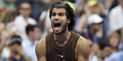 El español Carlos Alcaraz reacciona tras derrotar al ruso Roman Safiullin en el partido de primera ronda del torneo individual masculino de tenis, celebrado durante la segunda jornada del US Open en el Centro Nacional de Tenis Billie Jean King de la USTA, en la ciudad de Nueva York, el 31 de agosto de 2026.