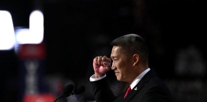 Hung Cao, gesticula mientras habla durante el segundo día de la Convención Nacional Republicana de 2024
