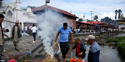 Ritos hindúes nepalíes durante funerales simbólicos