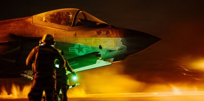 Marineros estadounidenses dan señales a un F-35C Lightning II, adscrito al Escuadrón de Cazas de Ataque (VFA) 147, en la cubierta de vuelo del portaaviones de la clase Nimitz USS George Washington (CVN 73), el 28 de agosto de 2026. El George Washington se encuentra desplegado en la zona de operaciones de la 5.ª Flota de EE. UU. para contribuir a la seguridad y la estabilidad marítimas en Oriente Medio.