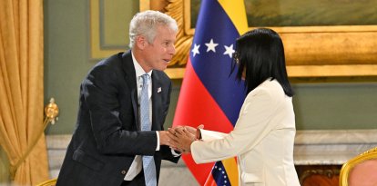 El secretario de Energía de Estados Unidos, Chris Wright, y la presidenta encargada de Venezuela, Delcy Rodríguez
