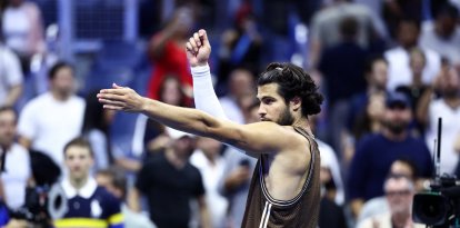 El español Carlos Alcaraz reacciona tras un punto durante el partido de segunda ronda del torneo individual masculino de tenis contra el portugués Jaime Faria, en la cuarta jornada del US Open, celebrado en el Centro Nacional de Tenis Billie Jean King de la USTA, en la ciudad de Nueva York, el 2 de septiembre de 2026.