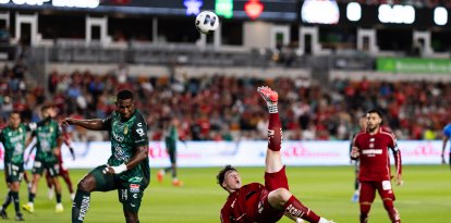 Federico Viñas realiza una chilena durante el partido de semifinales de la Leagues Cup entre el Toluca FC y el Club León en el Shell Energy Stadium de Houston, Texas, el 2 de septiembre de 2026.