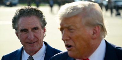 Doug Burgum, secretario del Interior, junto a Donald Trump/ Andrew Caballero- Reynolds