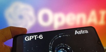 Un internauta usa su teléfono móvil para ver el logotipo de GPT-6 Astra y usa su computadora para ver el logotipo de OpenAI