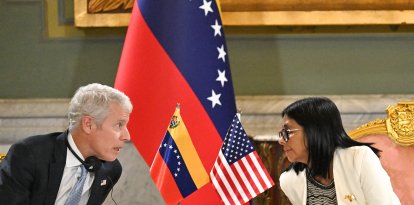 El secretario de Energía Chris Wright y la presidenta del régimen interino Delcy Rodríguez, esta semana en el Palacio de Miraflores, en Caracas.