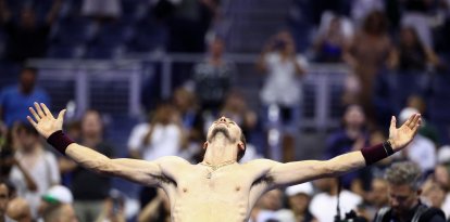 El alemán Alexander Zverev celebra su victoria tras el partido de segunda ronda del torneo individual masculino de tenis contra el francés Quentin Halys, en la quinta jornada del Abierto de Estados Unidos, celebrado en el Centro Nacional de Tenis Billie Jean King de la USTA, en la ciudad de Nueva York, el 3 de septiembre de 2026.