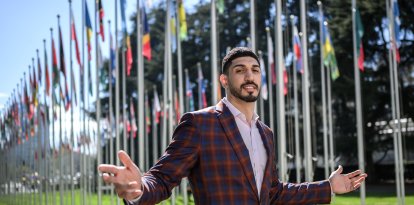 El jugador de baloncesto estadounidense Enes Kanter Freedom posa durante una entrevista con la AFP en la Oficina de las Naciones Unidas en Ginebra el 5 de abril de 2022. Enes Kanter Freedom, cuya defensa de los derechos humanos ha causado revuelo, espera poder hablar este jueves con la alta comisionada de las Naciones Unidas para los Derechos Humanos, Michelle Bachelet, sobre su próxima visita a China.