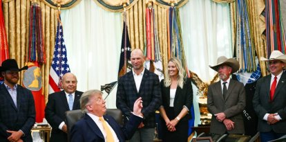 Donald Trump pronuncia un discurso antes de firmar órdenes ejecutivas relacionadas con el procesamiento de carne de res y los ganaderos