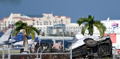 Un avión de carga de Amazon se salió de la pista al aterrizar en Miami, impactando contra varios vehículos y prendiéndose fuego