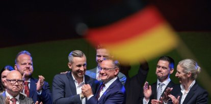 Ulrich Siegmund (tercero por la izquierda), principal candidato del partido ultraderechista Alternativa para Alemania (AfD) en las elecciones estatales de Sajonia-Anhalt