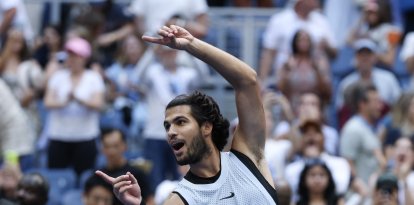 El español Carlos Alcaraz celebra su victoria sobre el estadounidense Tommy Paul en su partido de octavos de final del torneo individual masculino de tenis, disputado el octavo día del US Open en el Centro Nacional de Tenis Billie Jean King de la USTA, en Nueva York, el 6 de septiembre de 2026.