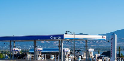 Una estación de servicio de Chevron cuenta con surtidores de combustible para el público, mientras un camión cisterna comercial de transporte de combustible entrega un cargamento de gasolina en Saratoga Springs, Utah (Estados Unidos), el 4 de septiembre de 2026. Los precios minoristas del combustible en todo el país han alcanzado máximos históricos durante el fin de semana festivo del Día del Trabajo, con un precio medio nacional de la gasolina sin plomo normal de 4,15 dólares por galón, en un contexto de conflictos geopolíticos en el estrecho de Ormuz y de volatilidad en los mercados mundiales del crudo.