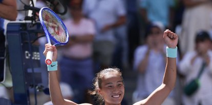 La china Qinwen Zheng celebra su victoria sobre la polaca Iga Swiatek en su partido de octavos de final del torneo individual femenino de tenis, disputado el noveno día del US Open en el Centro Nacional de Tenis USTA Billie Jean King de Nueva York, el 7 de septiembre de 2026.