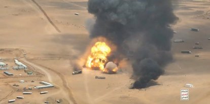 Esta imagen difundida por las fuerzas hutíes, respaldadas por Irán, el 7 de septiembre de 2026, muestra supuestamente un ataque con misiles balísticos contra camiones que transportaban material militar desde Arabia Saudí hasta el campamento militar de Al-Wadiah, en la provincia yemení de Hadhramaut. Los hutíes yemeníes, respaldados por Irán, y las fuerzas gubernamentales reconocidas internacionalmente y respaldadas por Arabia Saudí llevan días enfrentándose por el control de Bab al-Mandab, en el mar Rojo, lo que supone el recrudecimiento más sangriento del conflicto en Yemen desde que se rompiera en julio el alto el fuego de 2022.