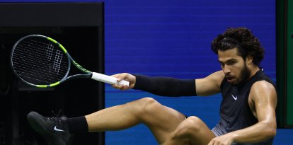 El español Carlos Alcaraz se cae durante el partido de cuartos de final de individuales masculinos contra el estadounidense Ben Shelton, en la décima jornada del torneo de tenis del US Open, celebrado en el Centro Nacional de Tenis Billie Jean King de la USTA, en la ciudad de Nueva York, el 9 de septiembre de 2026.