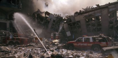 Bomberos combaten un foco de incendio durante el 11-S/ Ann Ronan Picture Library