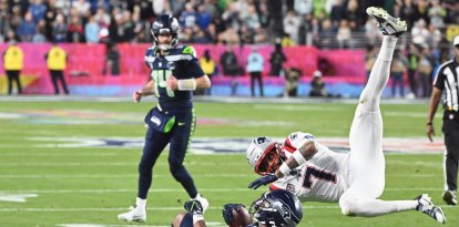 El corredor n.º 09 de los Seattle Seahawks, Kenneth Walker III, es detenido por el cornerback n.º 07 de los New England Patriots, Carlton Davis III, mientras corre con el balón durante la Super Bowl LX entre los New England Patriots y los Seattle Seahawks, celebrada en el Levi's Stadium de Santa Clara, California, el 8 de febrero de 2026.